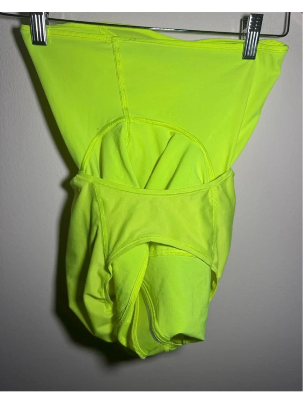 Lululemon Hotty Hot Athletic Shorts in Neon Yellow Sz 4